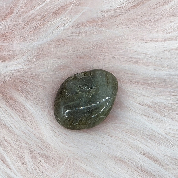 Labradorite Green Crystal Tumble Stone - Picture 4 of 4